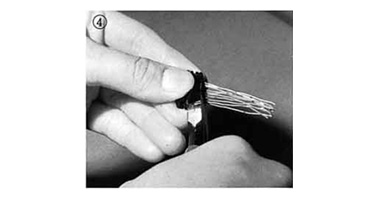 Cut the extra cable from the holding plate with nippers, cutter, etc.