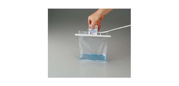 Sealing is simple, just hold the clip, open the mouth, pinch the bag and press the button. Ideal for sealing bags which contain liquid, etc.