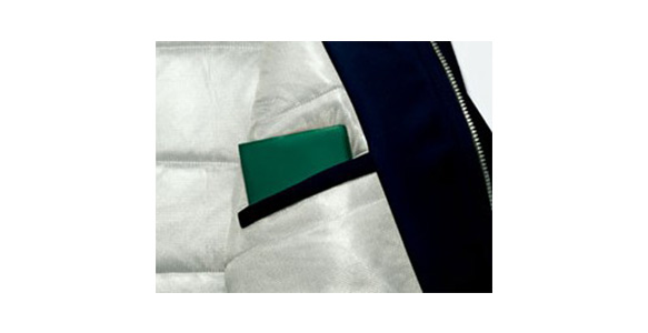 Inner pocket / With a large inner pocket that firmly protects such as important notebooks from snow and rain.