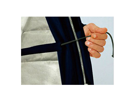 Spindle cord: A waist part has a cord that can be freely adjusted according to layering, etc.
