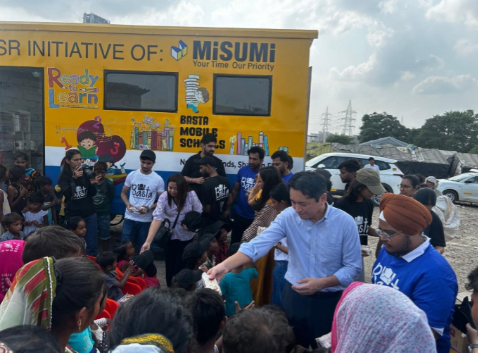 MISUMI India team distributes study materials and nutritious meals, bringing learning and support directly to children.